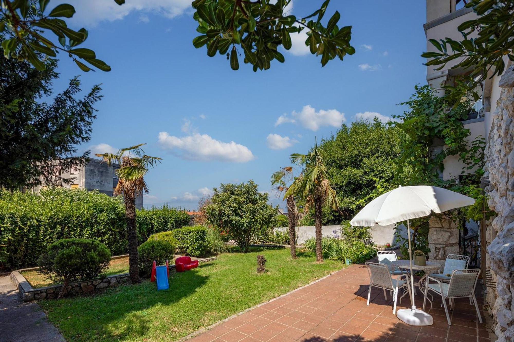 City Apartment With Garden - Happy Rentals Рийека Екстериор снимка